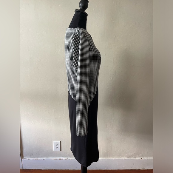 Venus Black/White Houndstooth Dress w/ Gold hardware, zipper back, size 10 - Picture 4 of 6